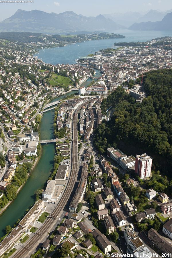Das 'BaBel'-Quartier zieht sich in der Bildmitte als lange Achse südlich von Reuss und Bahnlinie von NW nach SE. Im Hintergrund des Bildes: Kapellbrücke, Jesuitenkirche und KKL. Gut sichtbar die Museggmauer mit ihren Türmen nördlich der Altstadt Luzern. Die in den Vierwaldstättersee hineinreichende Landzunge ist das Meggenhorn. Berg an der oberen linken Bildecke ist Rigi-Kulm.